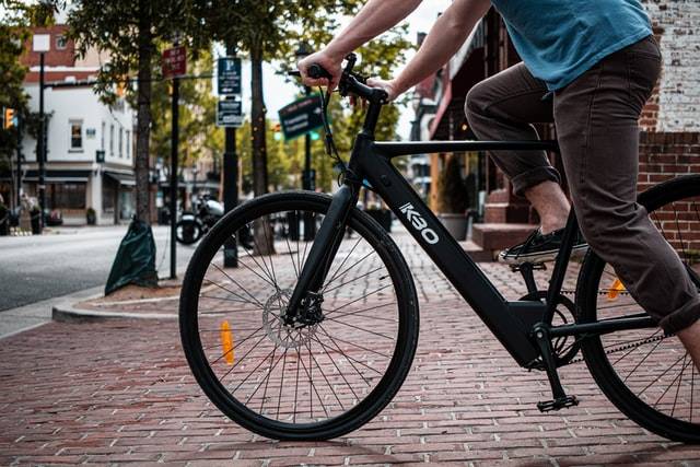 Le vélo au service de la revitalisation des centres-villes À titre de rappel, le dernier rapport publié par le gouvernement met en exergue les grands points à améliorer dans les centres-villes touchés par la dévitalisation. Entre autres, il faut favoriser le dynamisme démographique et l’attractivité de la ville. Puis, il faut créer un environnement urbain qui privilégie les commerces de proximité. Il faut également trouver l’équilibre dans la répartition des activités entre centralité et périphérie. Et enfin, il faut tenir compte des demandes et des besoins de la population. cycliste arrete en ville 1 Le vélo au service de la revitalisation des centres-villes